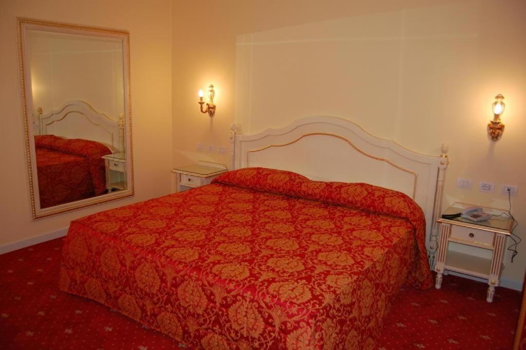 Hotel Motel Gold Calcinate Exterior photo