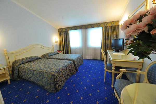 Hotel Motel Gold Calcinate Exterior photo